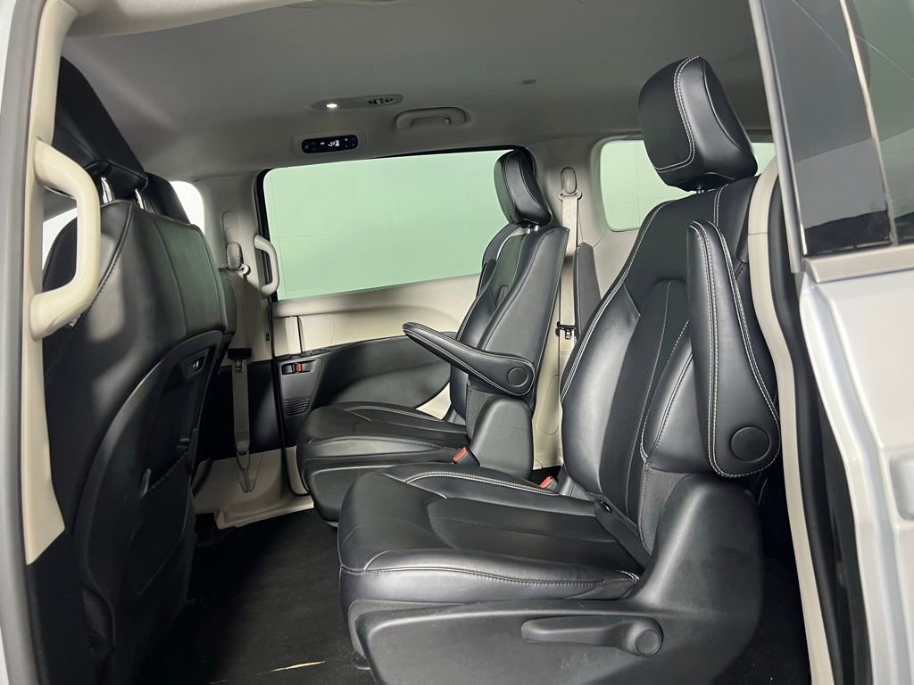 Used 2024 Chrysler Pacifica Select image 28
