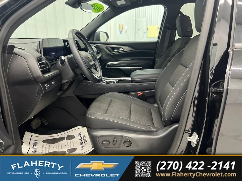 Used 2025 Chevrolet Traverse LT FWD image 9
