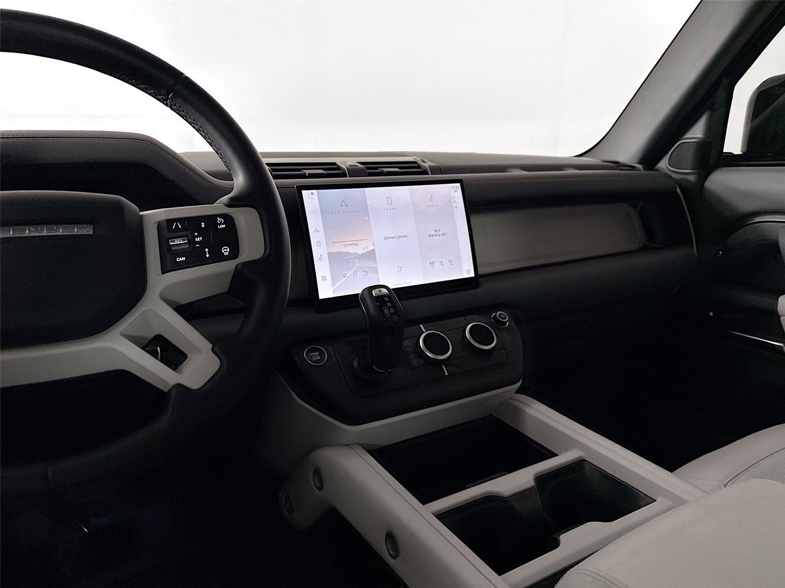 Used 2025 Land Rover Defender 110 X-Dynamic SE image 33