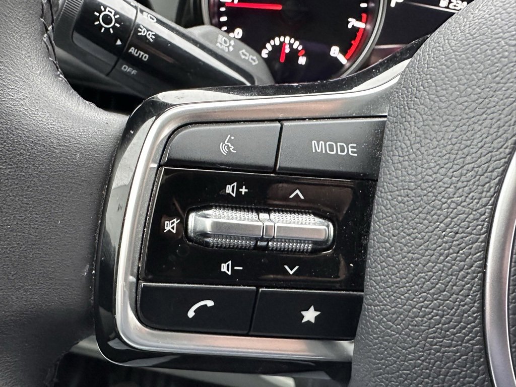 Used 2024 Kia Carnival EX image 24