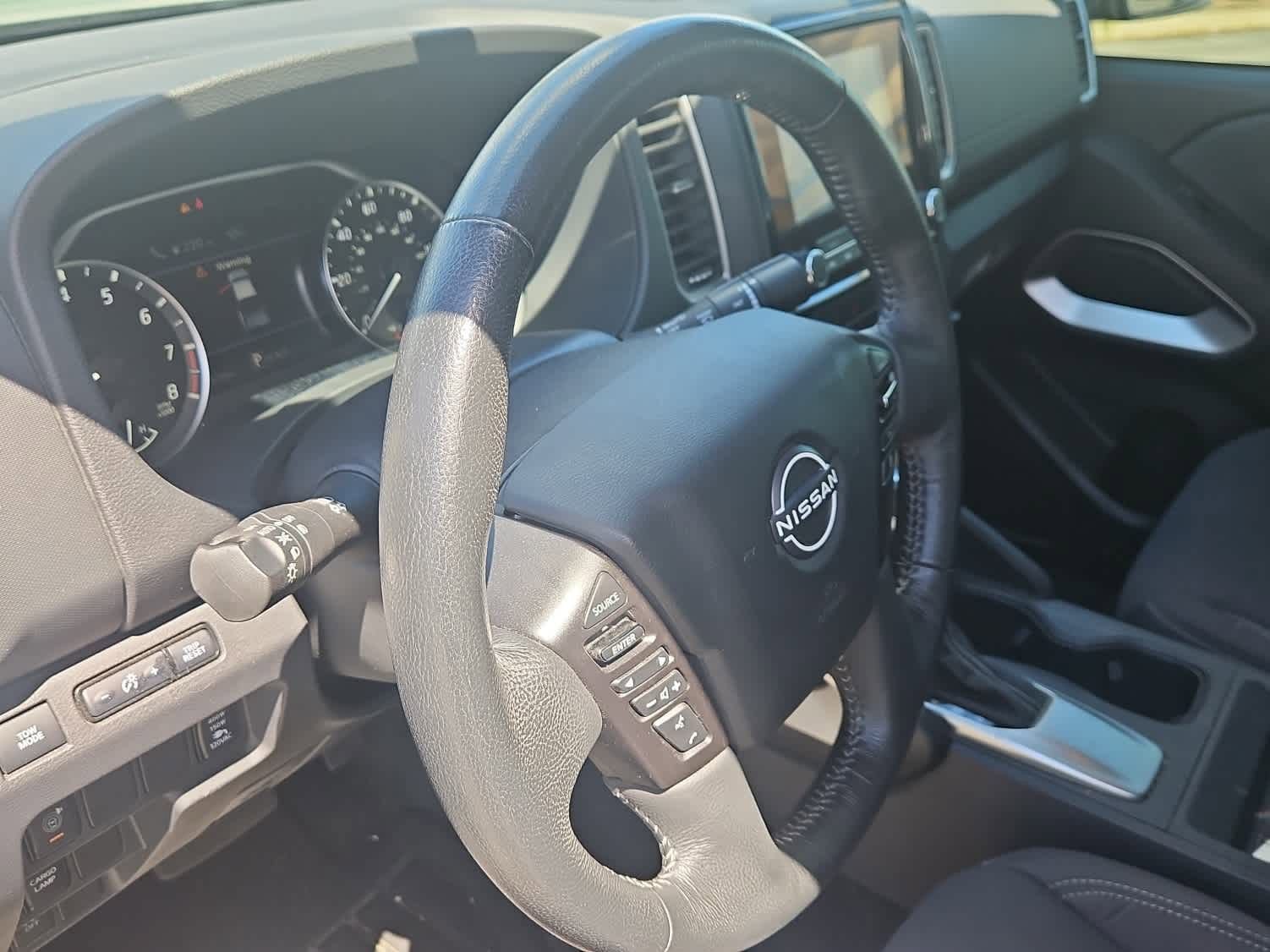 Used 2022 Nissan Frontier SV image 2