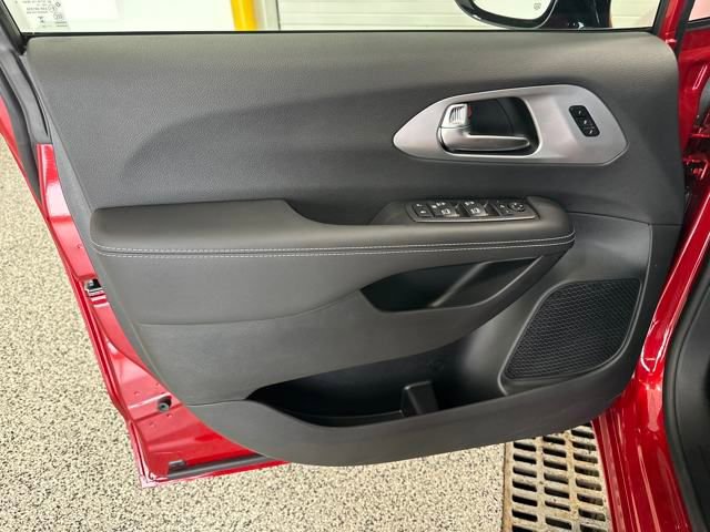 New 2026 Chrysler Pacifica Limited w/ S Appearance Package image 4