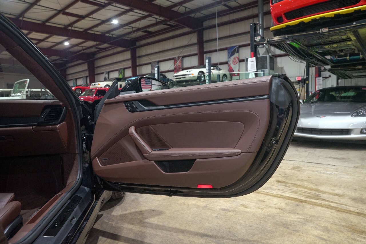 Used 2025 Porsche 911 GTS image 31