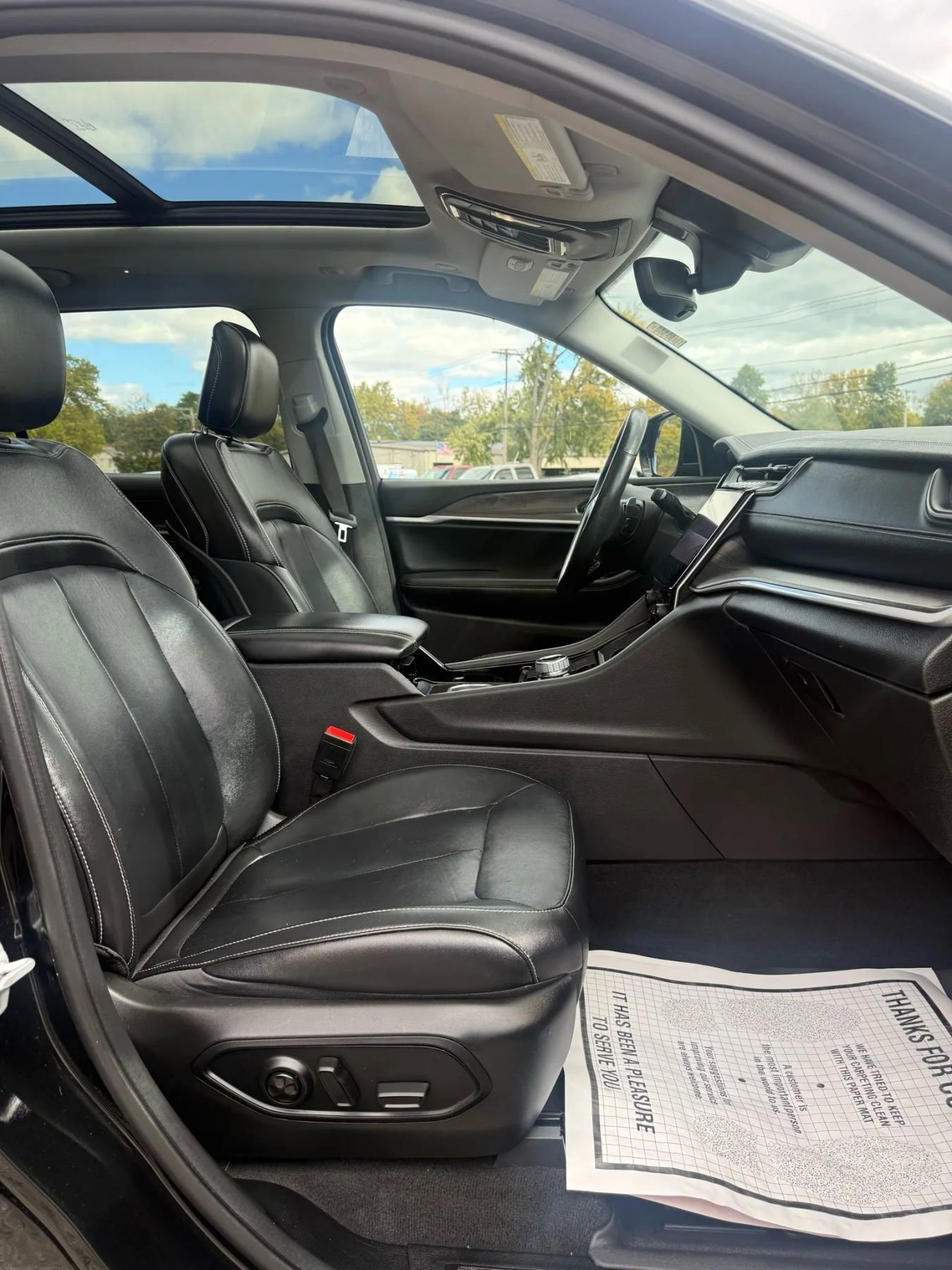 Used 2022 Jeep Grand Cherokee L Limited w/ Black Appearance Package image 11