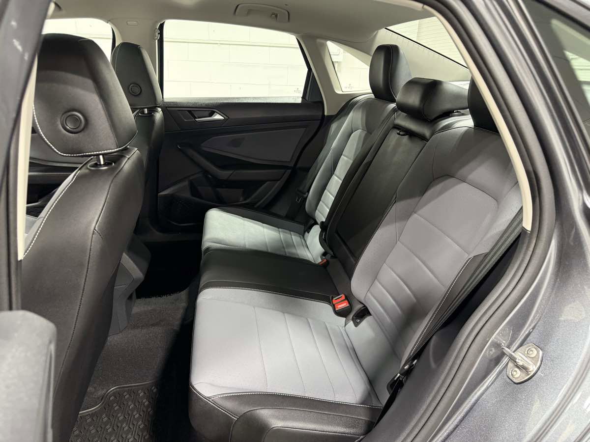 Used 2025 Volkswagen Jetta SE w/ Sunroof Package image 19