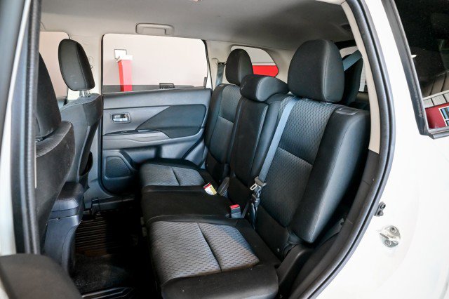 Used 2014 Mitsubishi Outlander SE AWD/4WD image 19