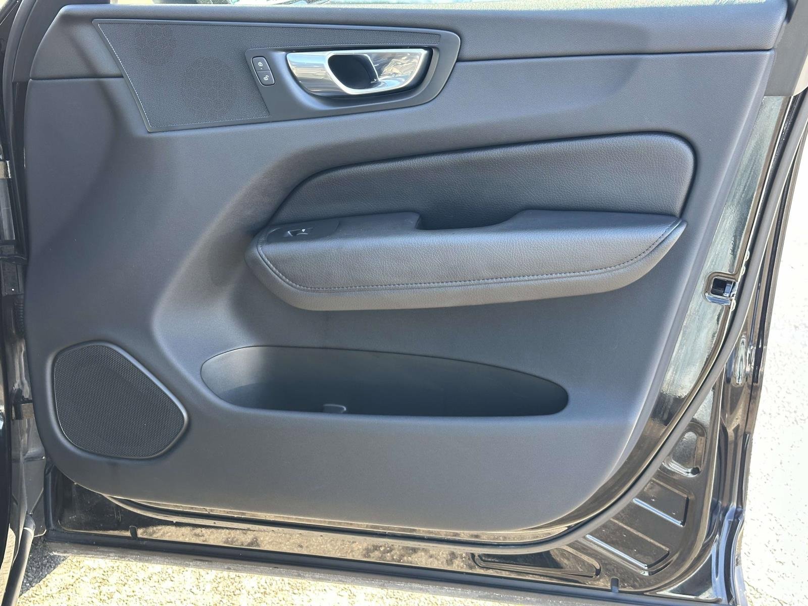 Used 2022 Volvo XC60 B5 Momentum w/ Climate Package image 27