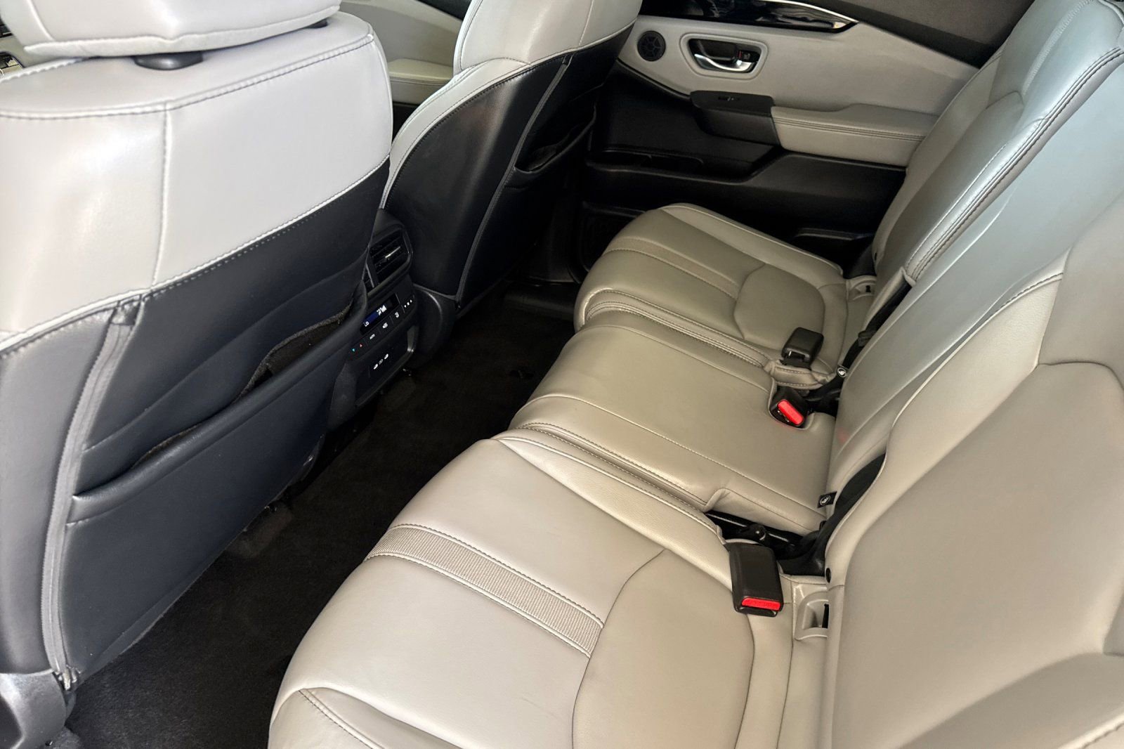 Used 2025 Honda Pilot Touring image 11