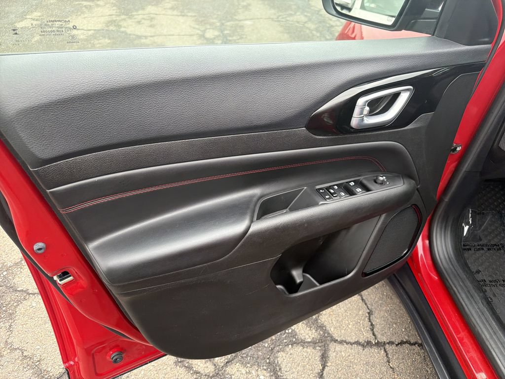 Used 2023 Jeep Compass Trailhawk w/ Trailhawk Convenience Group AWD/4WD image 10