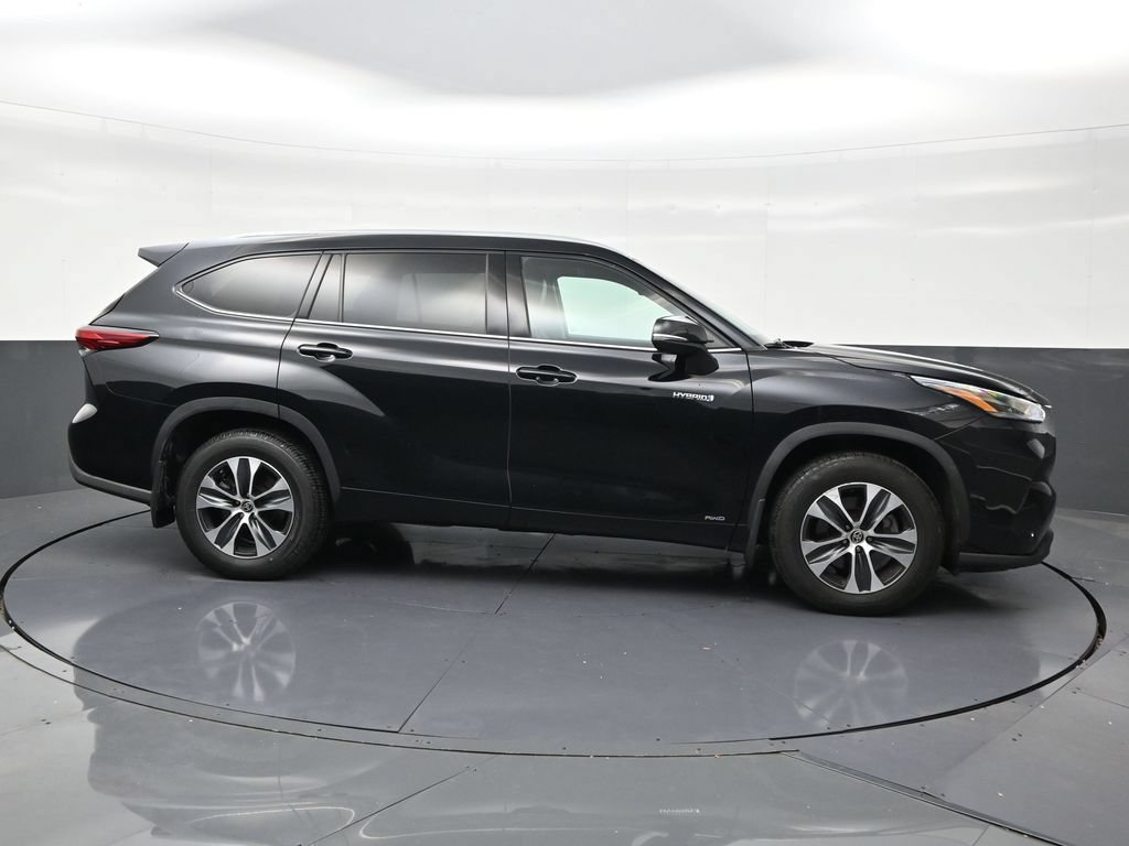 Used 2021 Toyota Highlander XLE AWD/4WD image 6