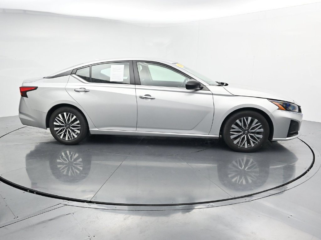 Used 2024 Nissan Altima 2.5 SV FWD image 9