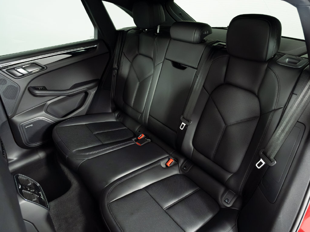 Certified 2026 Porsche Macan AWD/4WD image 40