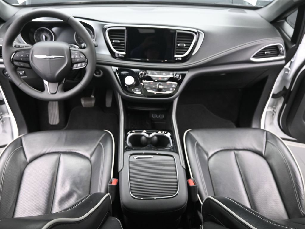 Used 2025 Chrysler Pacifica Limited image 21