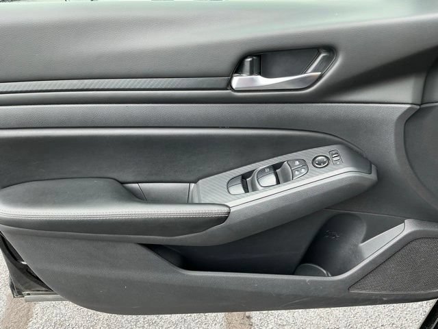 Used 2025 Nissan Altima 2.5 SV FWD image 12