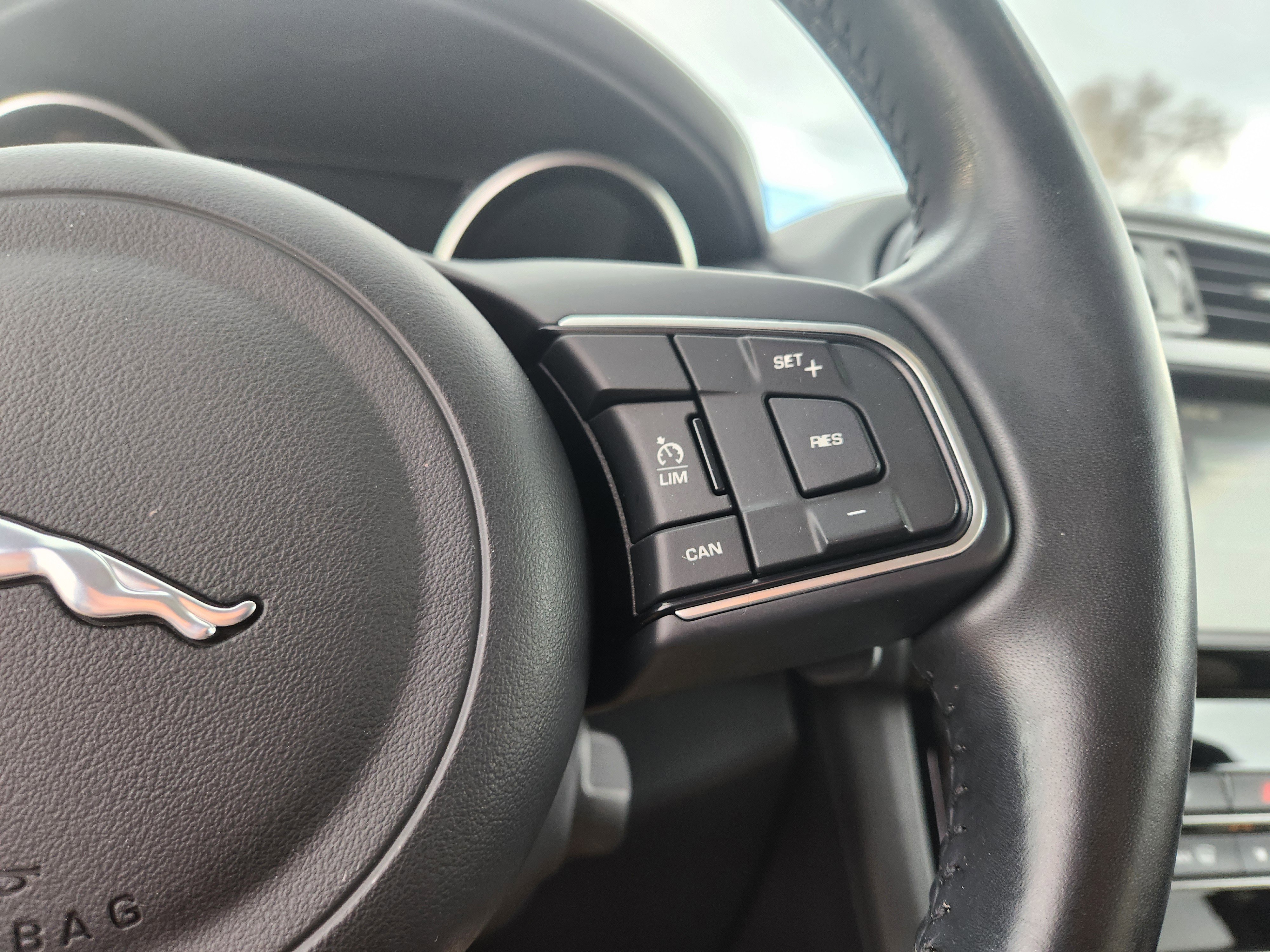 Used 2018 Jaguar F-PACE Premium image 33