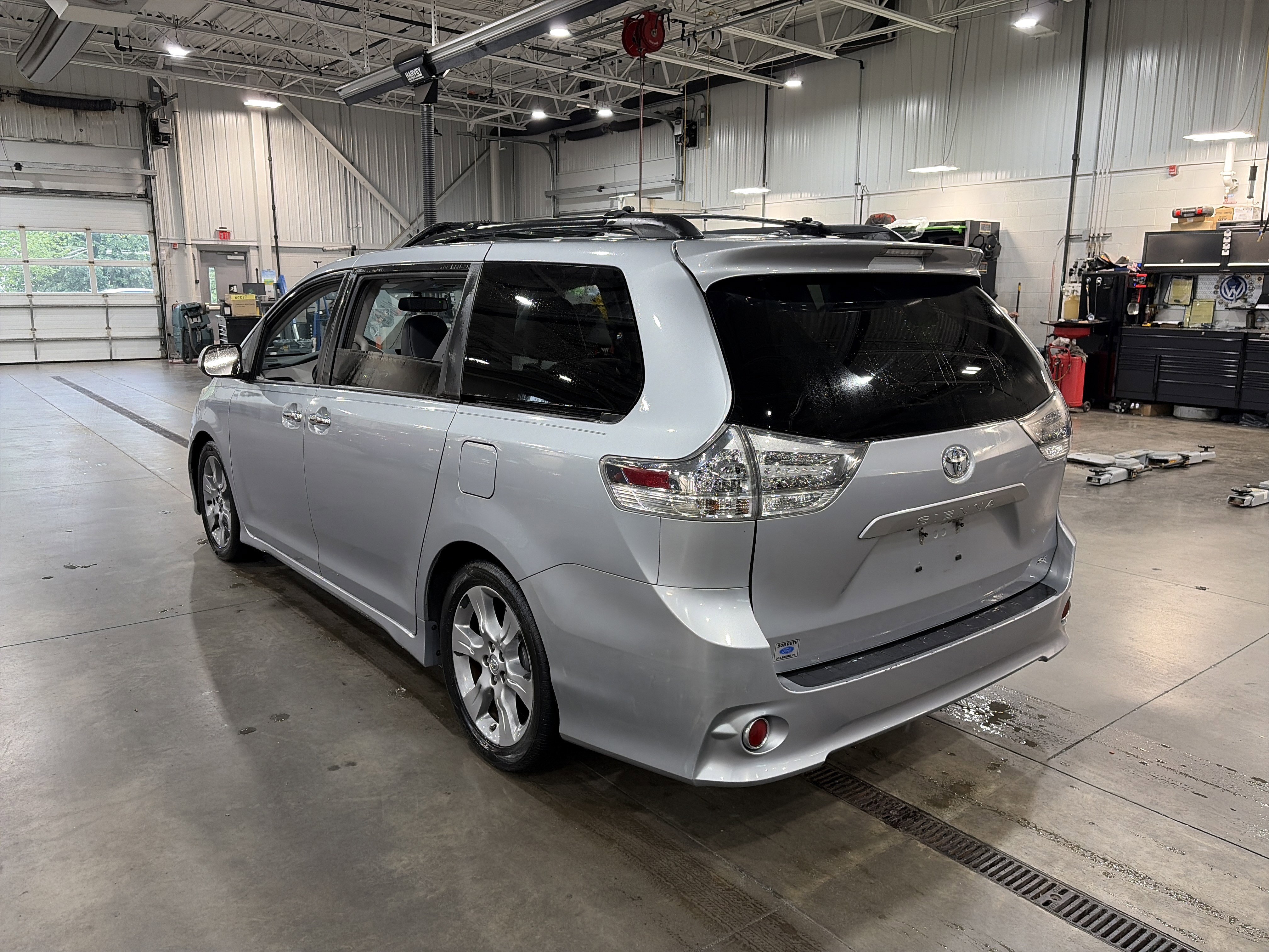 Used 2013 Toyota Sienna SE w/ Premium Pkg w/Entune FWD image 6