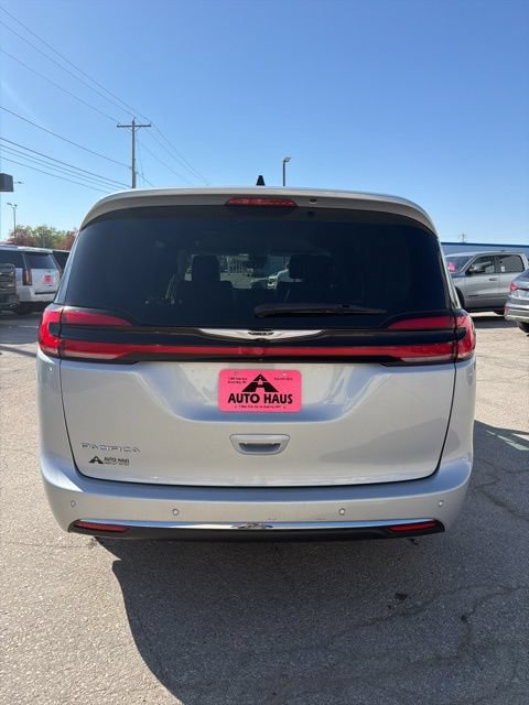 Used 2024 Chrysler Pacifica Touring-L FWD image 13