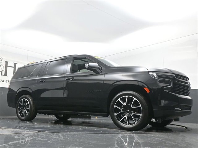 Used 2024 Chevrolet Suburban RST w/ Luxury Package image 2