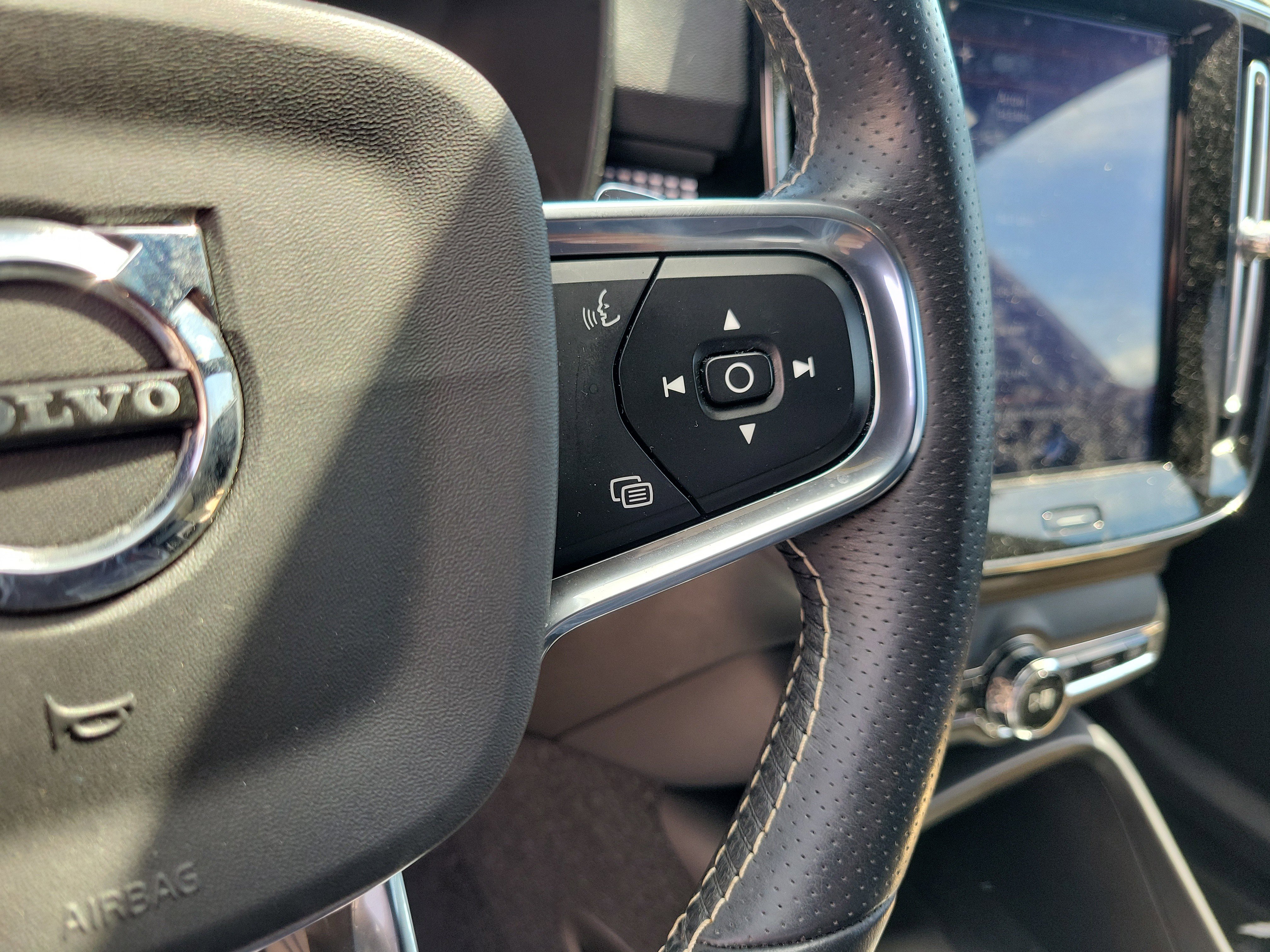 Used 2020 Volvo XC40 T4 R-Design w/ Protection Package Premier image 23