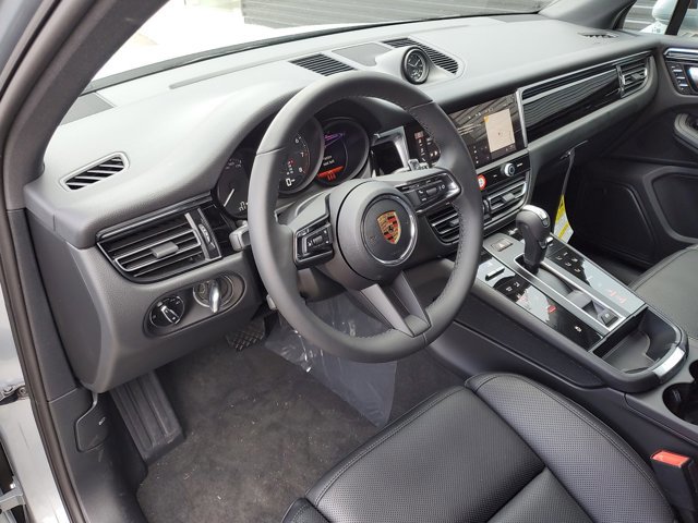 Used 2025 Porsche Macan image 4