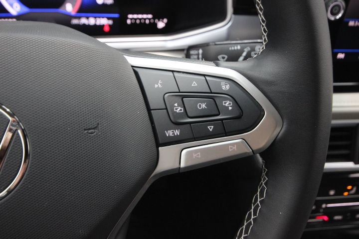 Used 2025 Volkswagen Taos SE AWD/4WD image 18