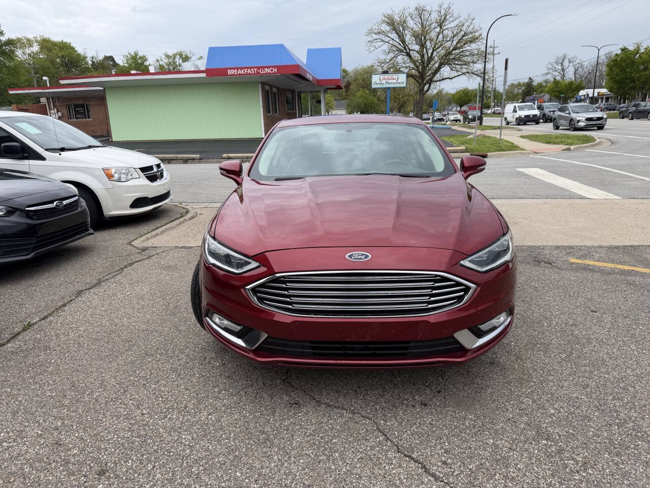Used 2017 Ford Fusion SE w/ Fusion SE Technology Package FWD image 4