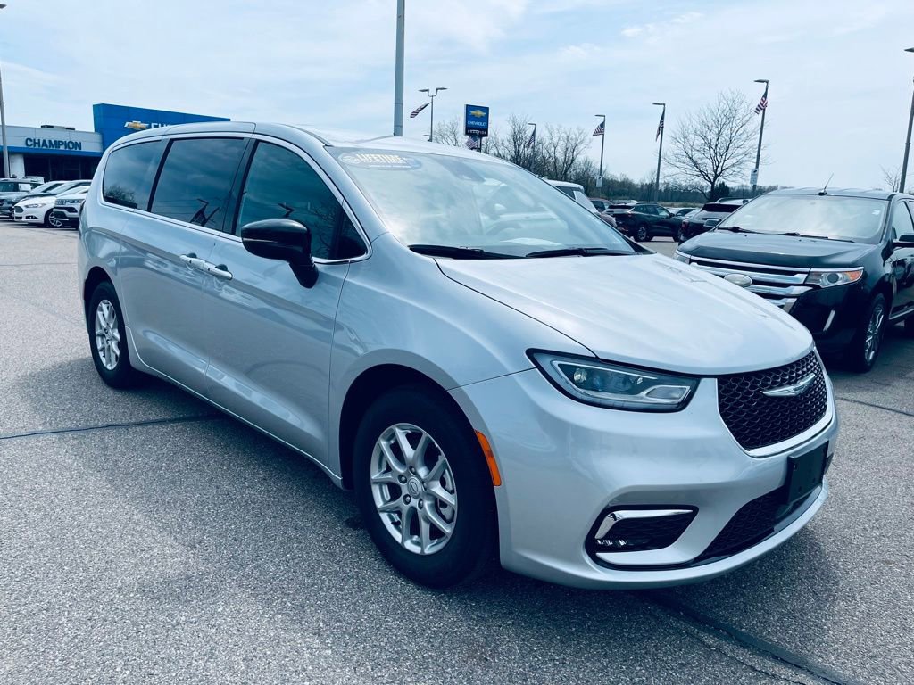 Used 2026 Chrysler Pacifica Select FWD image 9