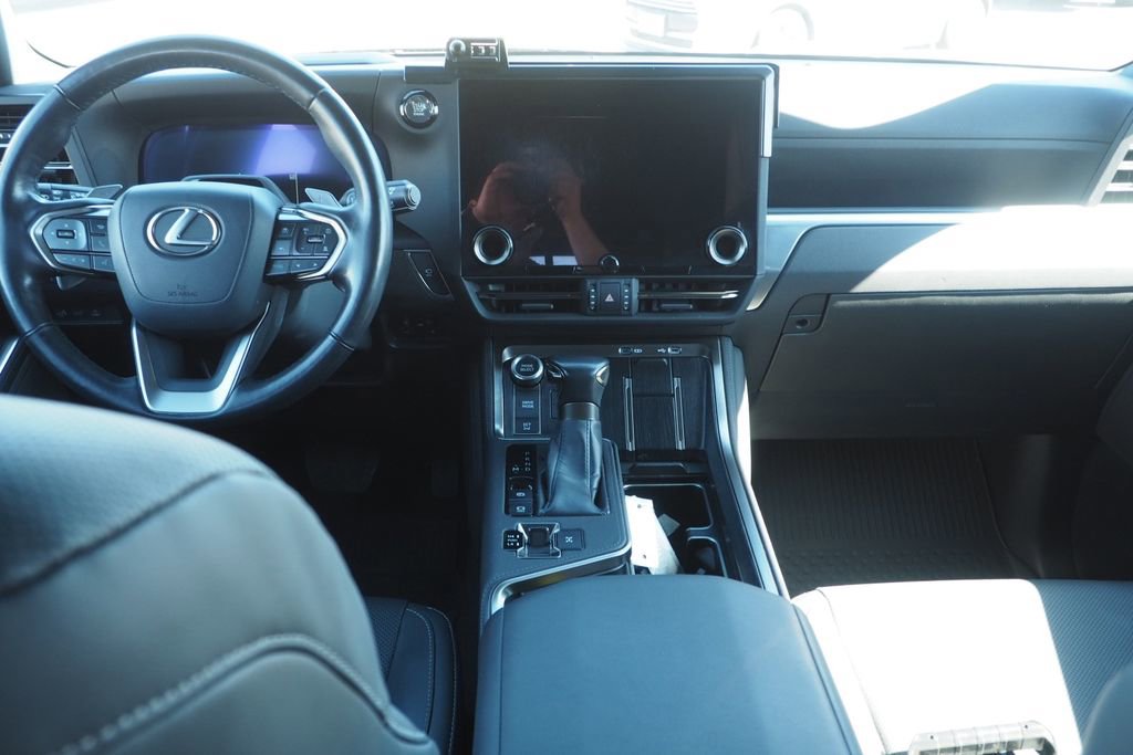 Used 2024 Lexus GX 550 w/ Accessory Package (2T) image 17