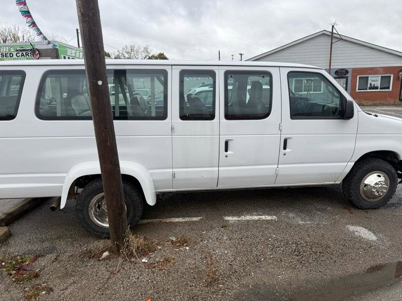 Used 2009 Ford E-350 and Econoline 350 Extended Wagon Super Duty RWD image 2