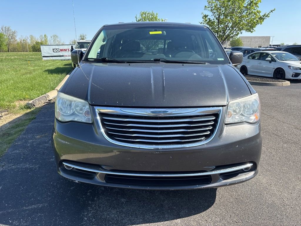 Used 2016 Chrysler Town & Country Touring w/ Driver Convenience Group image 2
