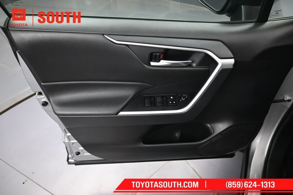 Used 2021 Toyota RAV4 XLE AWD/4WD image 17