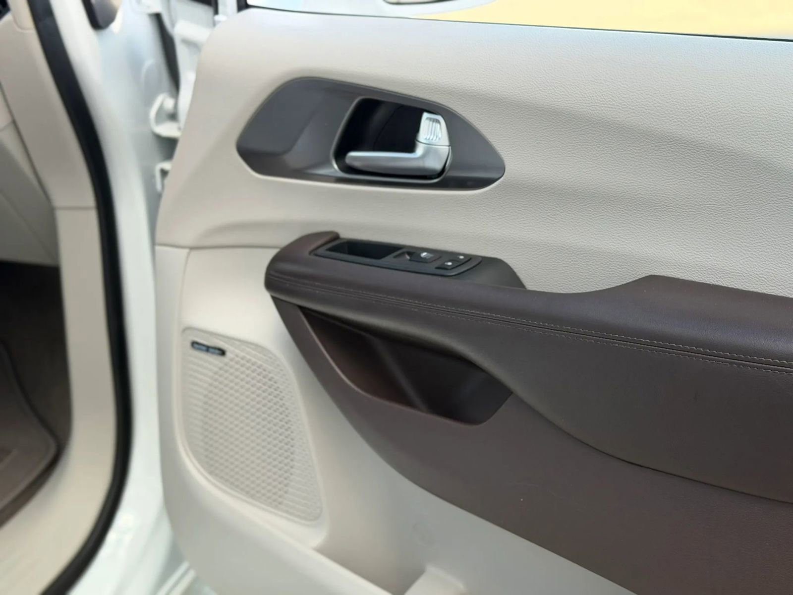 Used 2017 Chrysler Pacifica Touring-L Plus image 27