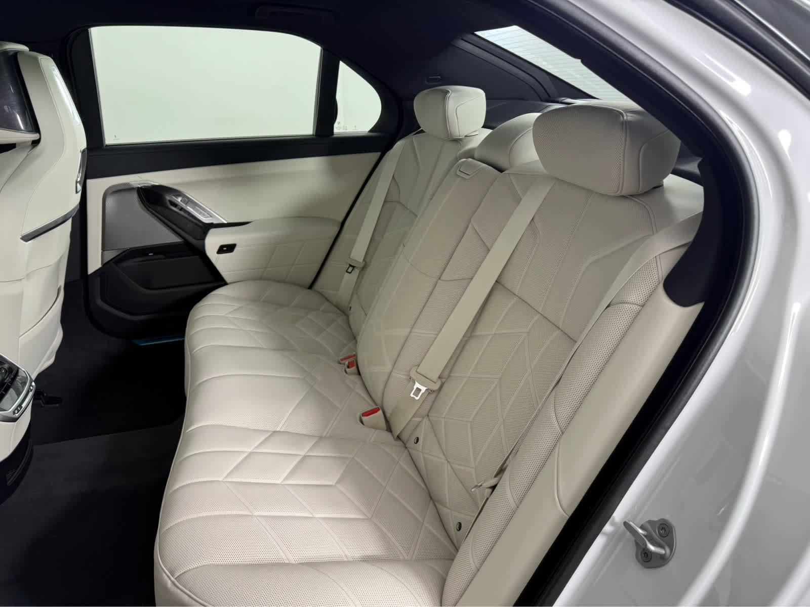 New 2026 BMW 750e xDrive w/ Executive Package image 16