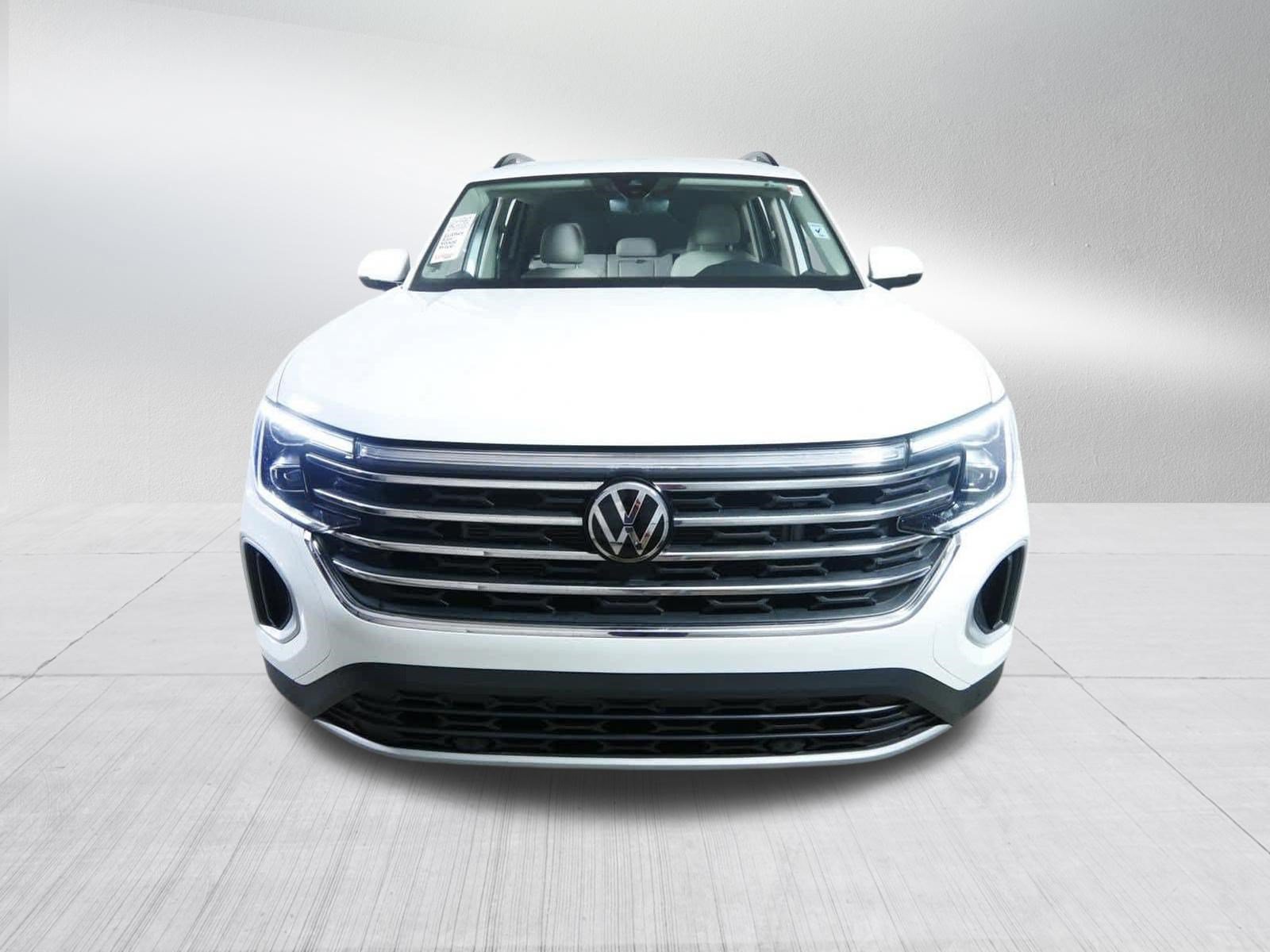 Used 2025 Volkswagen Atlas SE AWD/4WD image 2