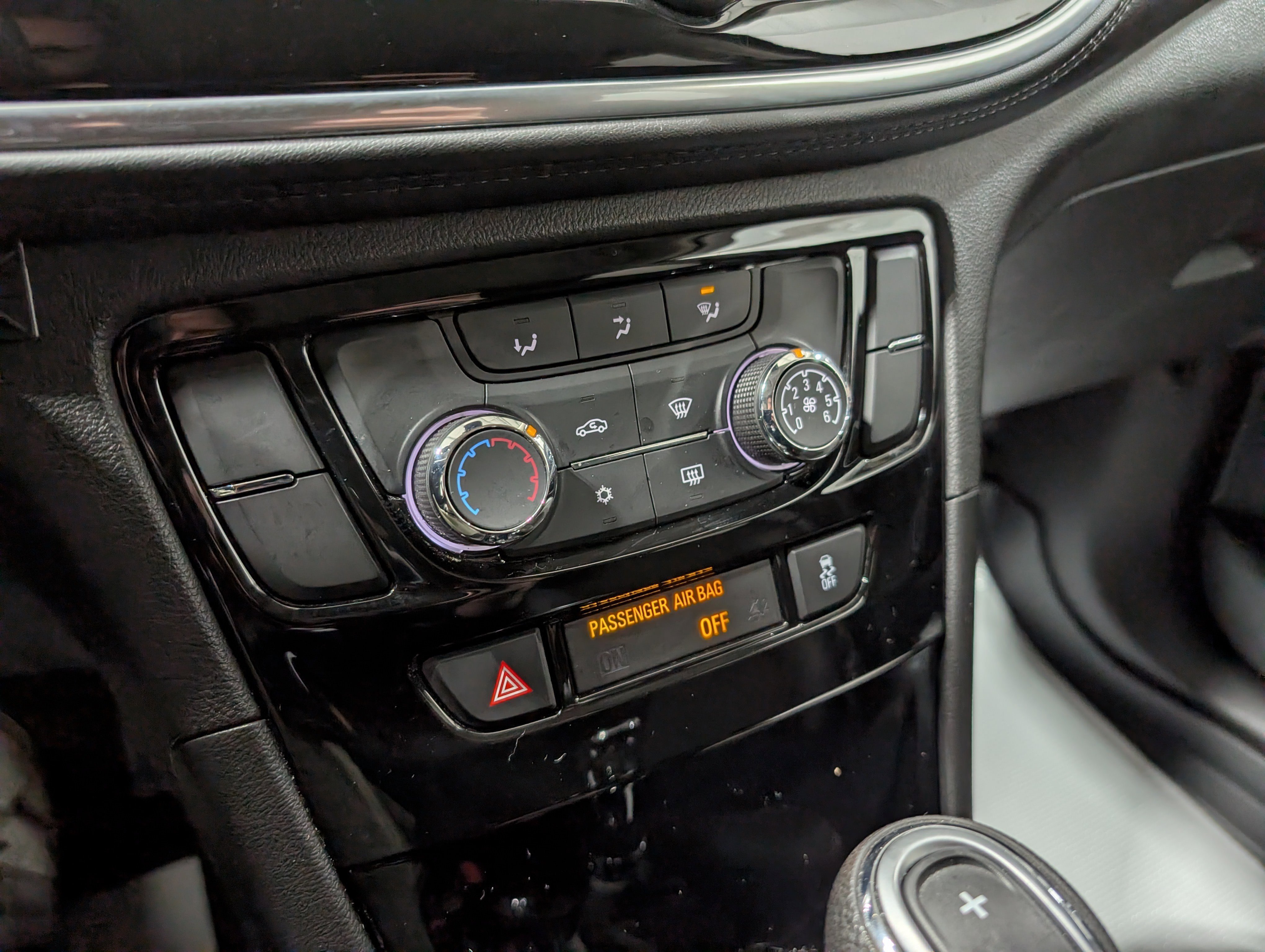 Used 2022 Buick Encore Preferred w/ Safety Package image 21