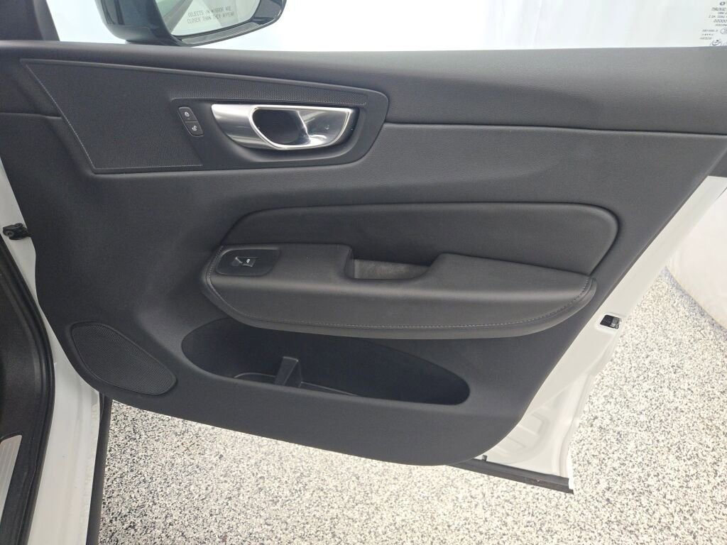 Used 2025 Volvo XC60 B5 Plus image 6