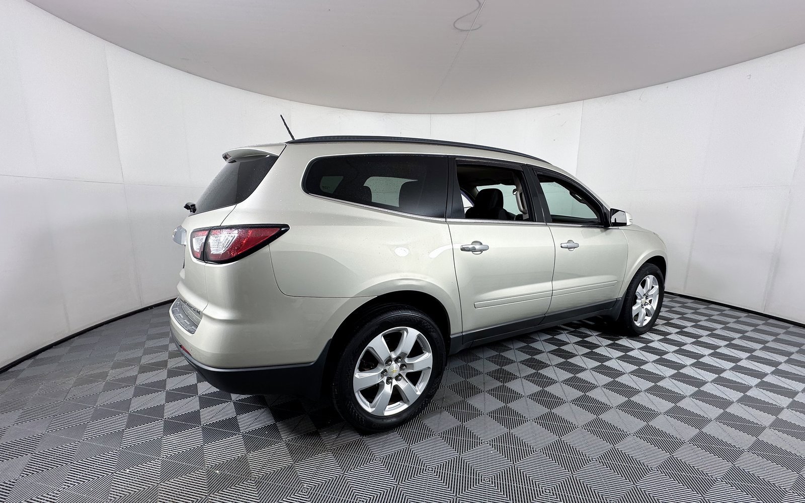 Used 2016 Chevrolet Traverse LT w/ Style and Technology Package image 2