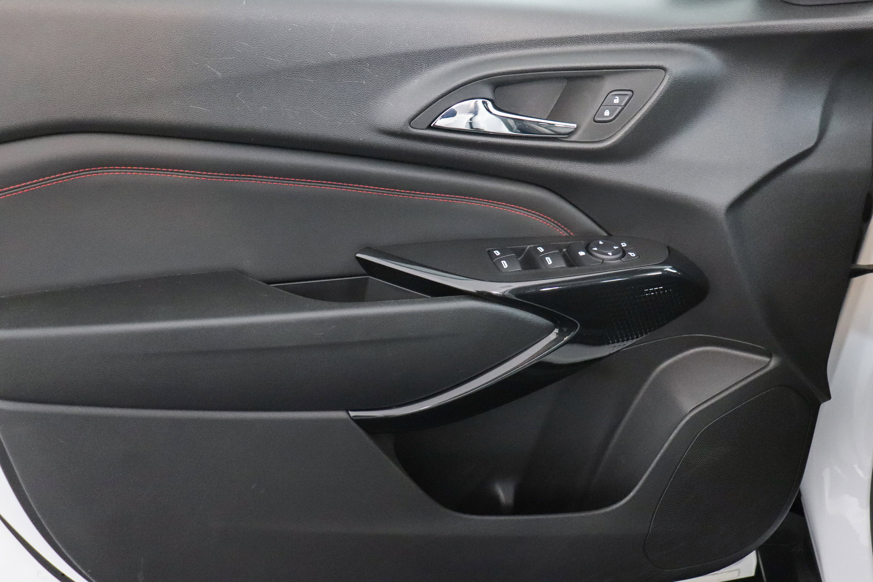 Used 2024 Chevrolet Trax RS w/ Sunroof Package image 11