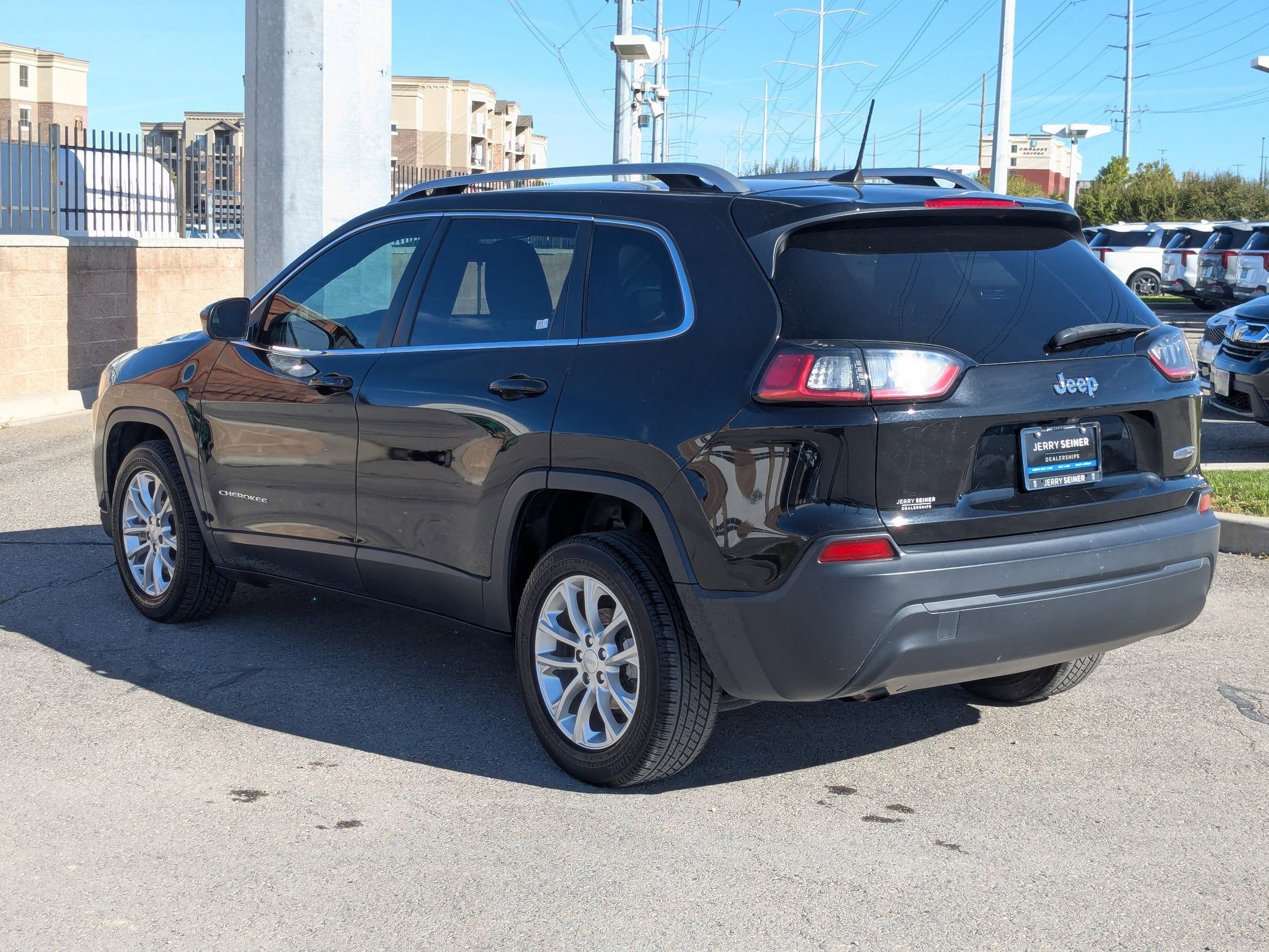 Used 2019 Jeep Cherokee Latitude w/ Popular Appearance Group image 3