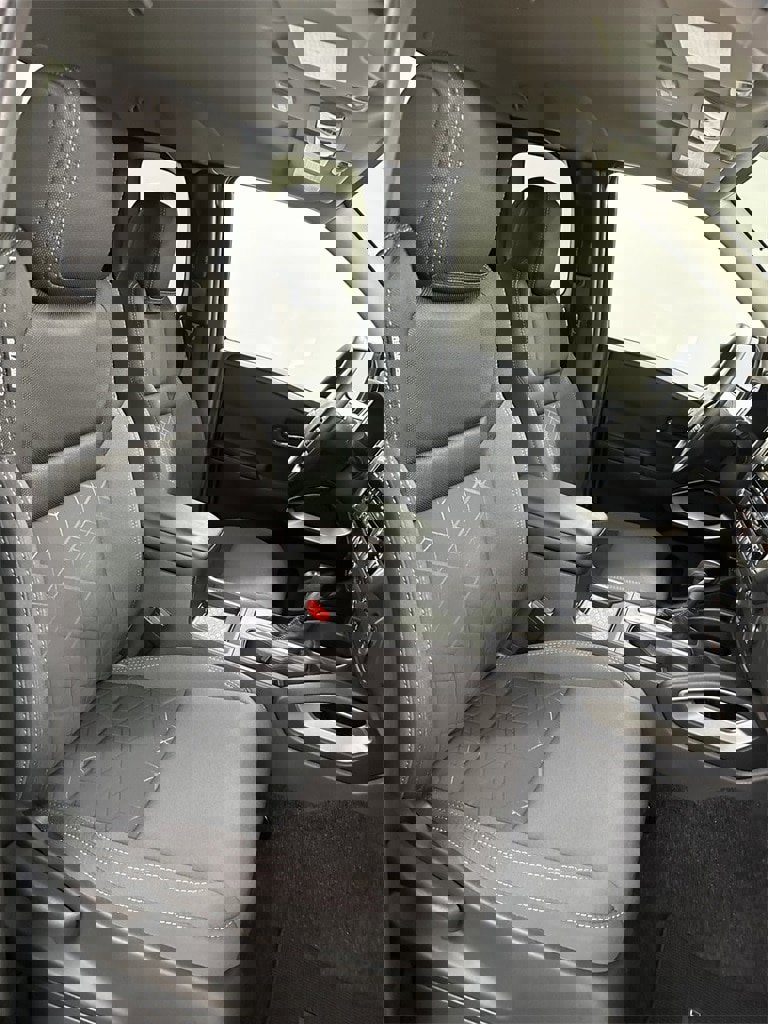 Used 2025 Nissan Frontier SV image 37