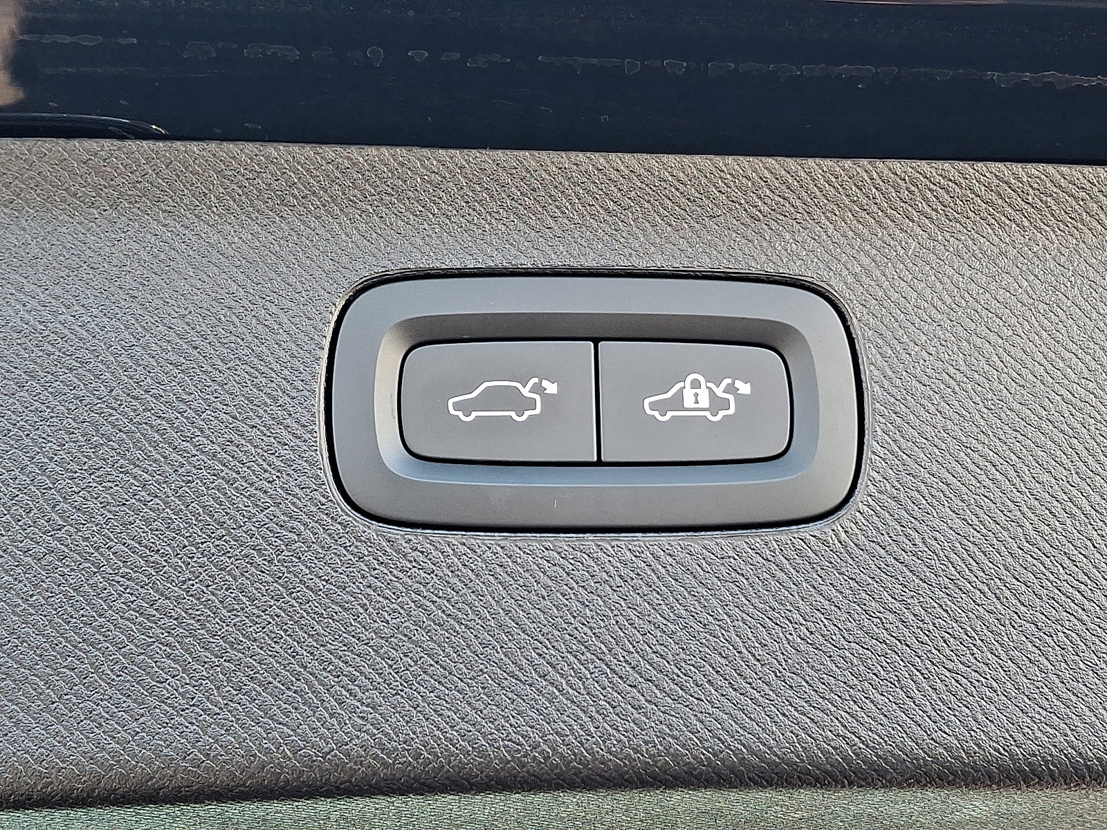 Used 2024 Volvo XC90 B6 Plus w/ Protection Package Premier image 32