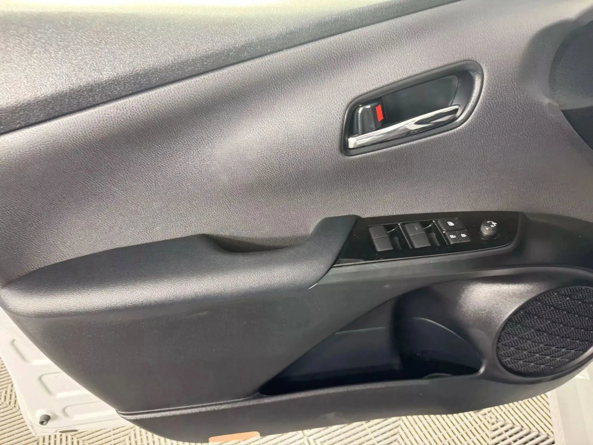 Used 2022 Toyota Prius LE FWD image 30