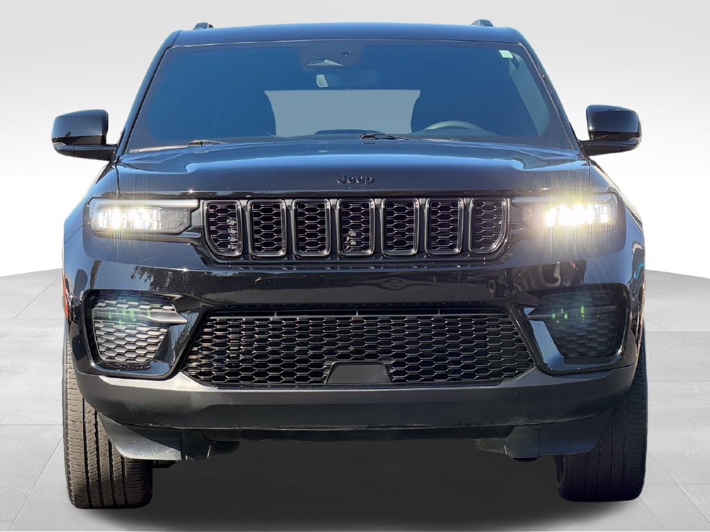 Used 2024 Jeep Grand Cherokee Altitude AWD/4WD image 2