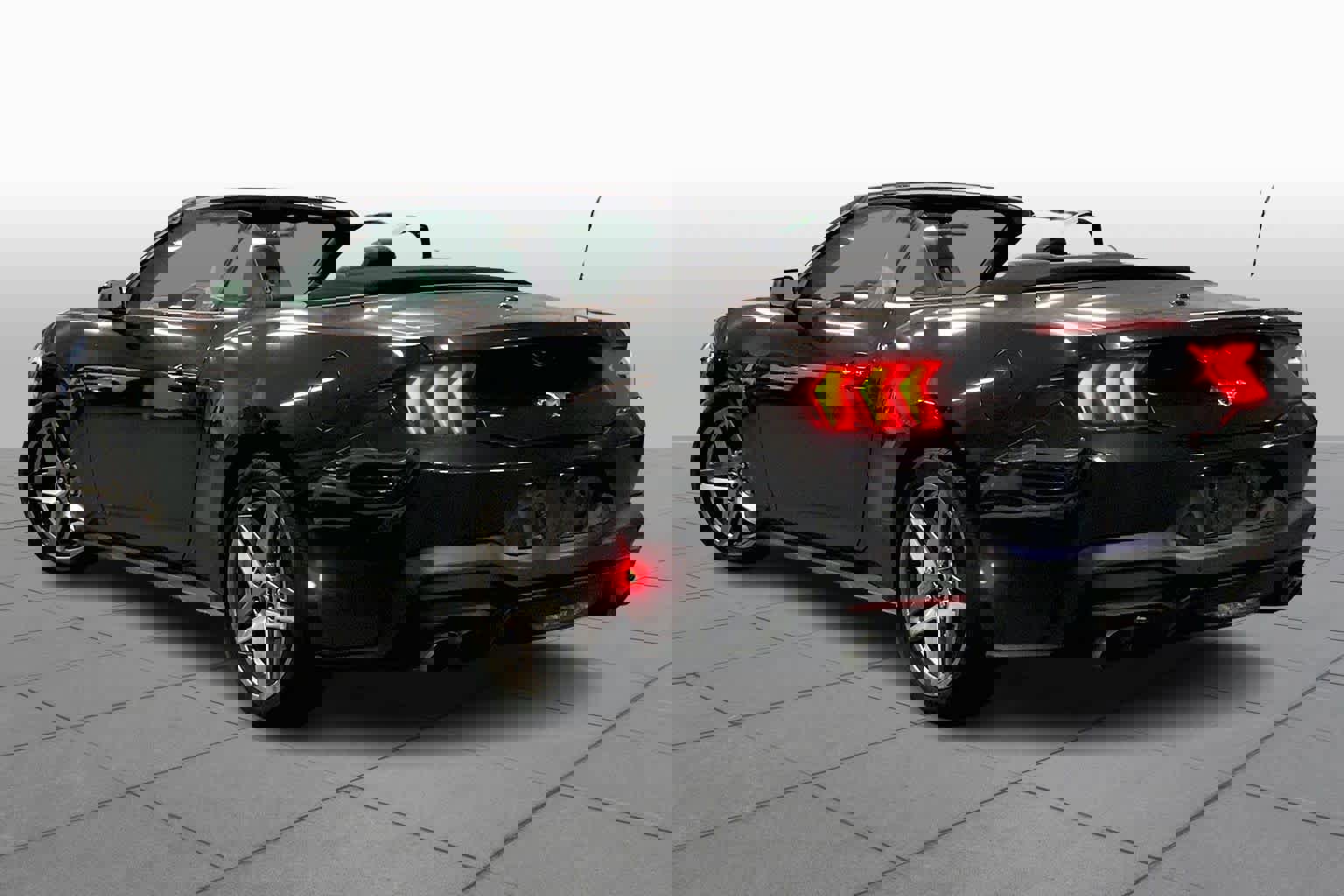 Used 2024 Ford Mustang Convertible image 11