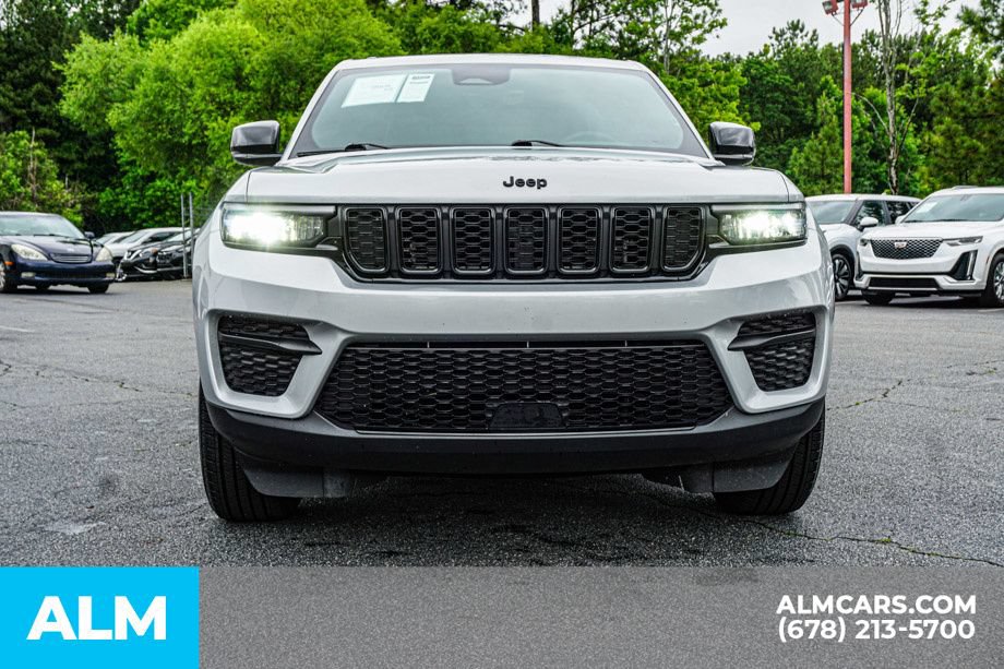 Used 2025 Jeep Grand Cherokee Altitude AWD/4WD image 9