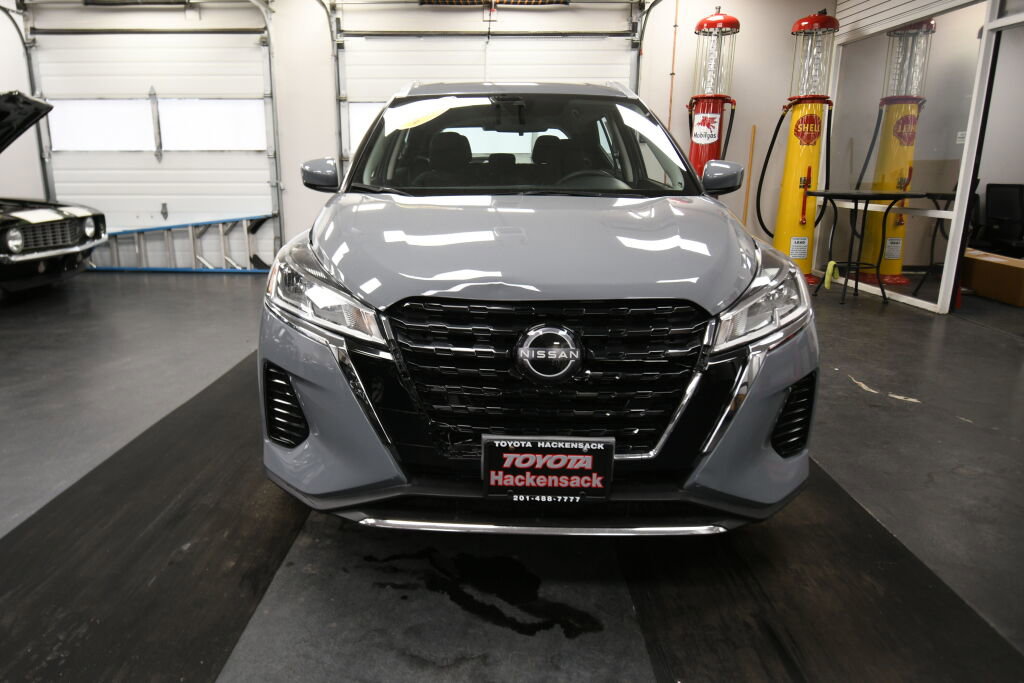 Used 2022 Nissan Kicks SV image 3