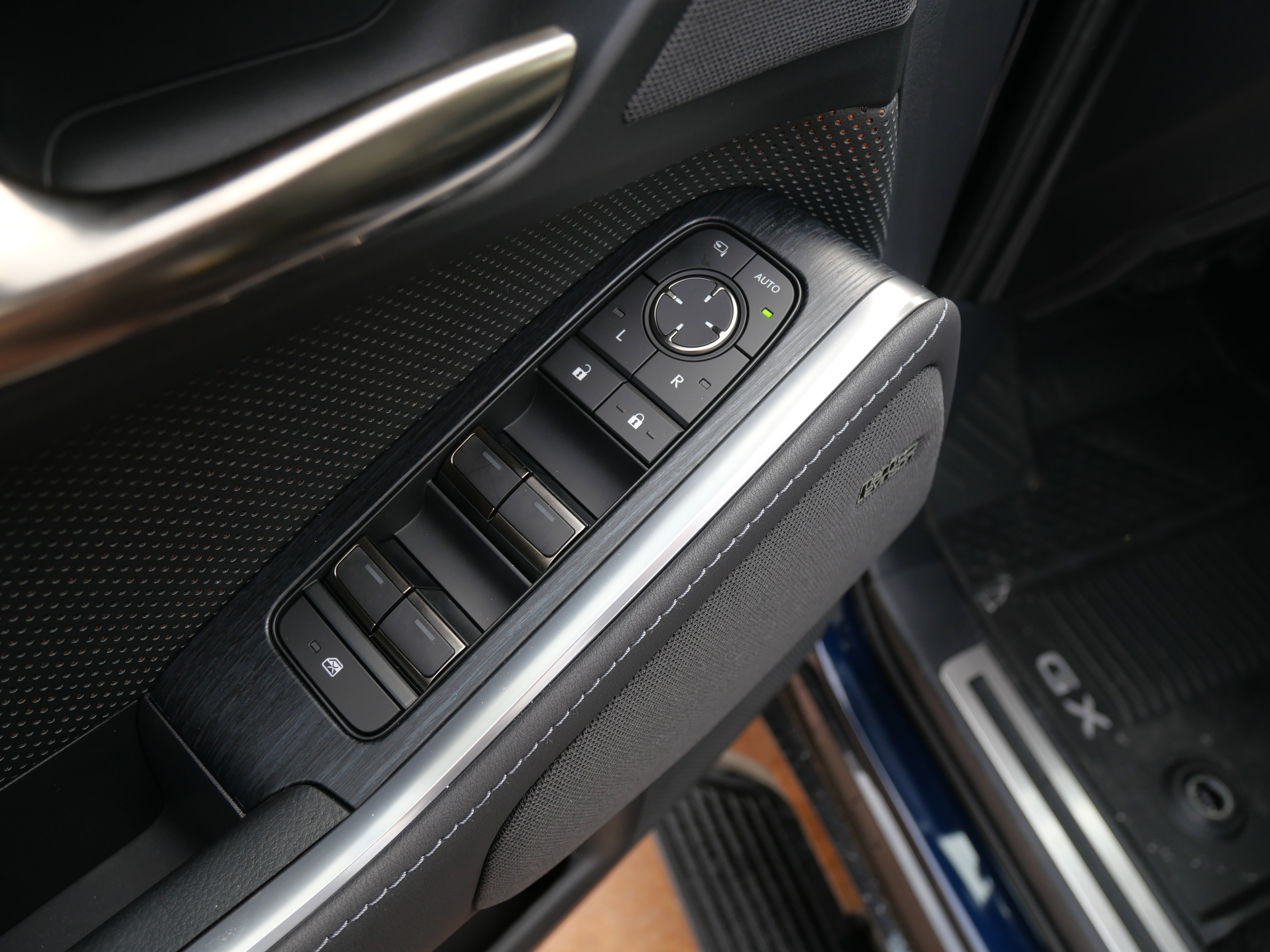 Used 2025 Lexus GX 550 w/ Accessory Package (2T) image 18