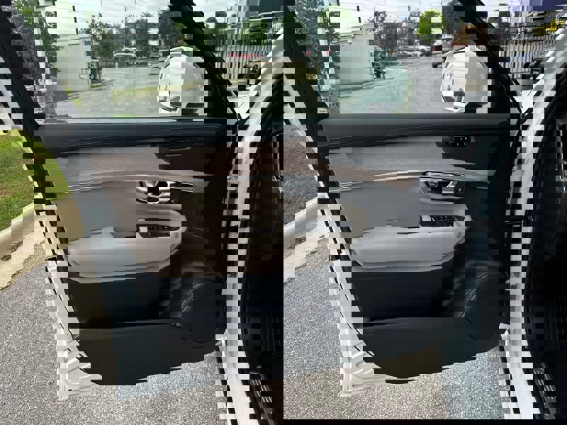 New 2025 Volvo XC90 T8 Plus w/ Protection Package Premier image 16