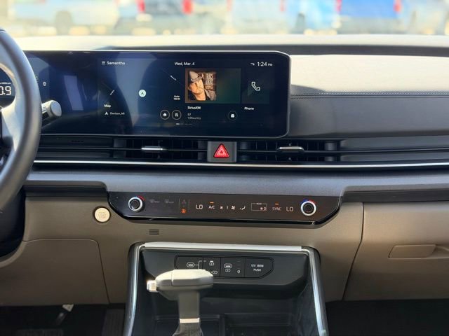 Used 2025 Kia Carnival EX image 24