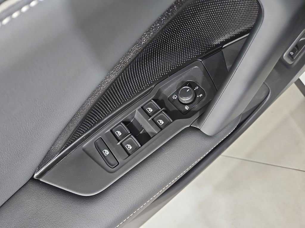 New 2026 Volkswagen Tiguan SEL R-Line image 11